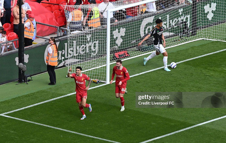 Diaz (trái) lập công mang về bàn thắng thứ 2 cho Liverpool.