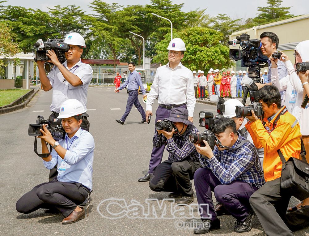 Phóng viên tác nghiệp tại khu Khí - Ðiện - Ðạm Cà Mau.                                   Ảnh: HUỲNH LÂM