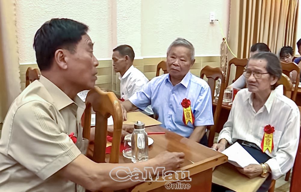 Ngày họp mặt của những cán bộ đi B vẫn còn sống và sinh hoạt tại Cà Mau vô cùng xúc động khi họ cầm trên tay những bộ hồ sơ lưu giữ thanh xuân của mình.