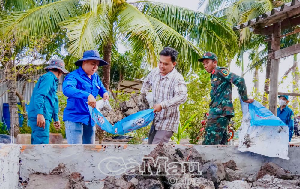 Lực lượng dân quân, Ðoàn Thanh niên chung tay hỗ trợ những hộ già yếu, neo đơn, không có khả năng lao động xoá nhà tạm, dột nát.
