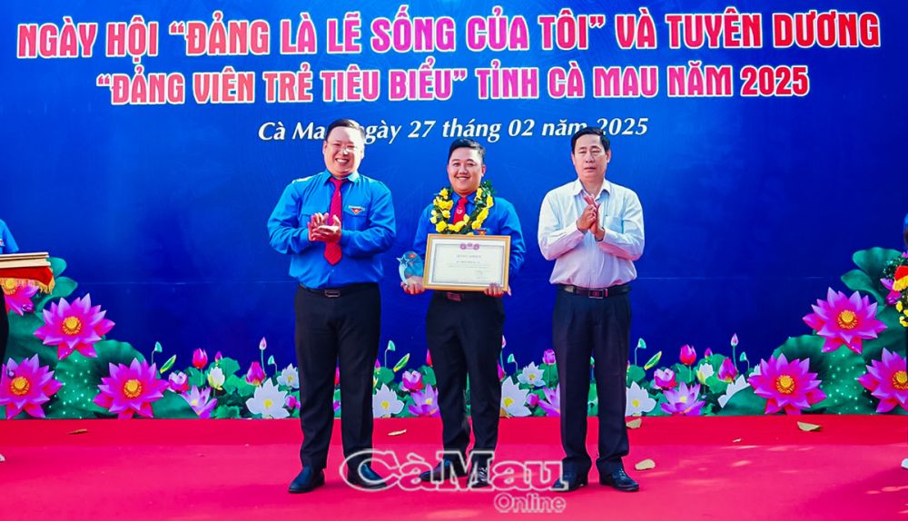 Khởi xướng và xây những viên gạch đầu tiên cho CLB Sắc màu thanh niên là anh Trần Quang Vủ, Uỷ viên Uỷ ban Hội LHTN huyện Phú Tân; anh cũng đạt danh hiệu Ðảng viên trẻ tiêu biểu năm 2025.