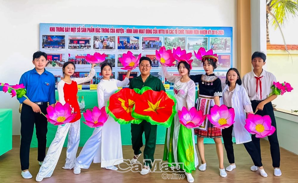 Các thành viên trong CLB Sắc màu thanh niên biểu diễn văn nghệ trong các hội nghị của huyện Phú Tân.