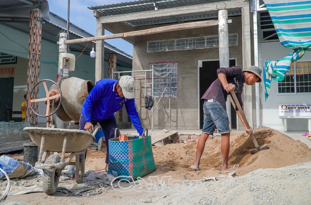 Nhiều căn nhà đang dần hoàn thiện, tạo điều kiện để người nghèo an cư, vươn lên trong cuộc sống.