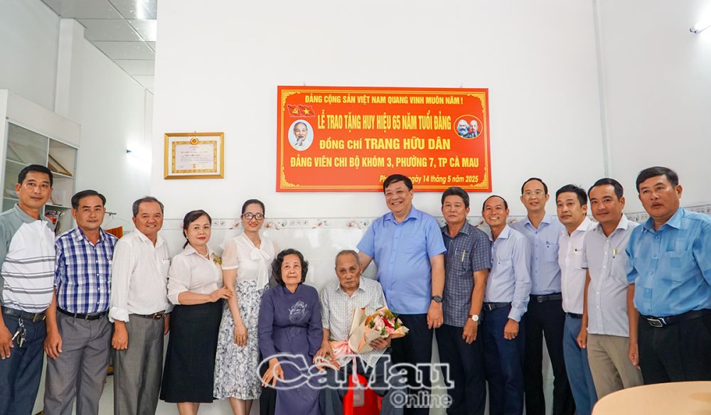 Đồng chí Phạm Thành Ngại, Phó bí thư Tỉnh ủy, Chủ tịch UBND tỉnh cùng đoàn công tác chụp ảnh lưu niệm với cấp ủy, chính quyền địa phương và gia quyến đồng chí Trang Hữu Dân.