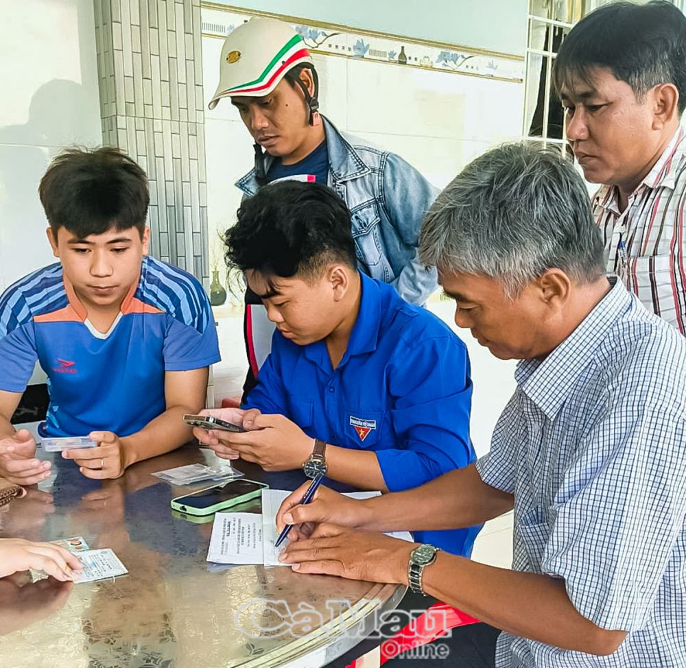 Ðẩy mạnh tuyên truyền để người dân lựa chọn và sử dụng phương thức nộp hồ sơ trực tuyến, không trực tiếp làm thay để người dân dần thao tác được các bước thực hiện trên môi trường điện tử.