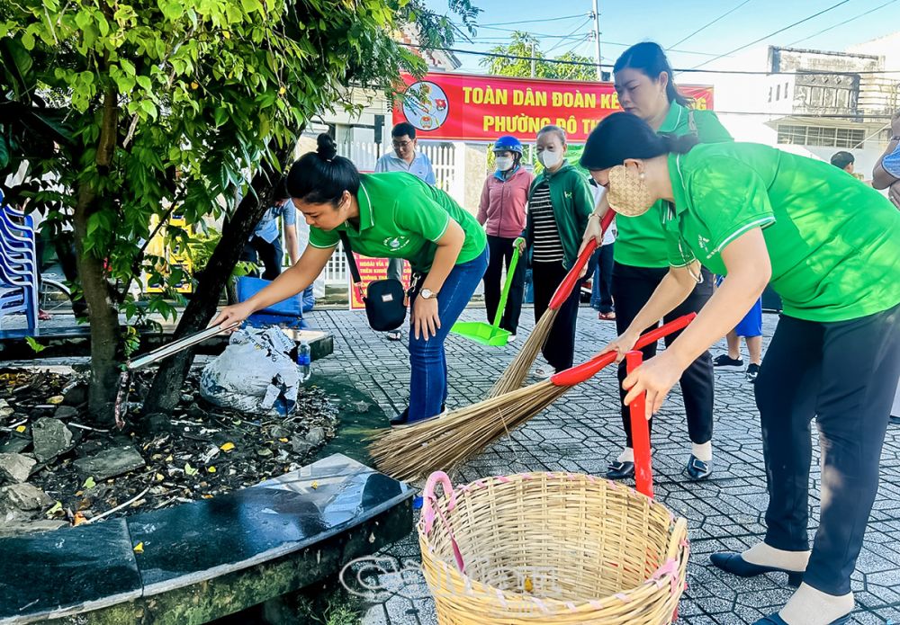 Ðông đảo người dân Phường 9 chung tay góp phần giữ gìn vệ sinh nơi công cộng.