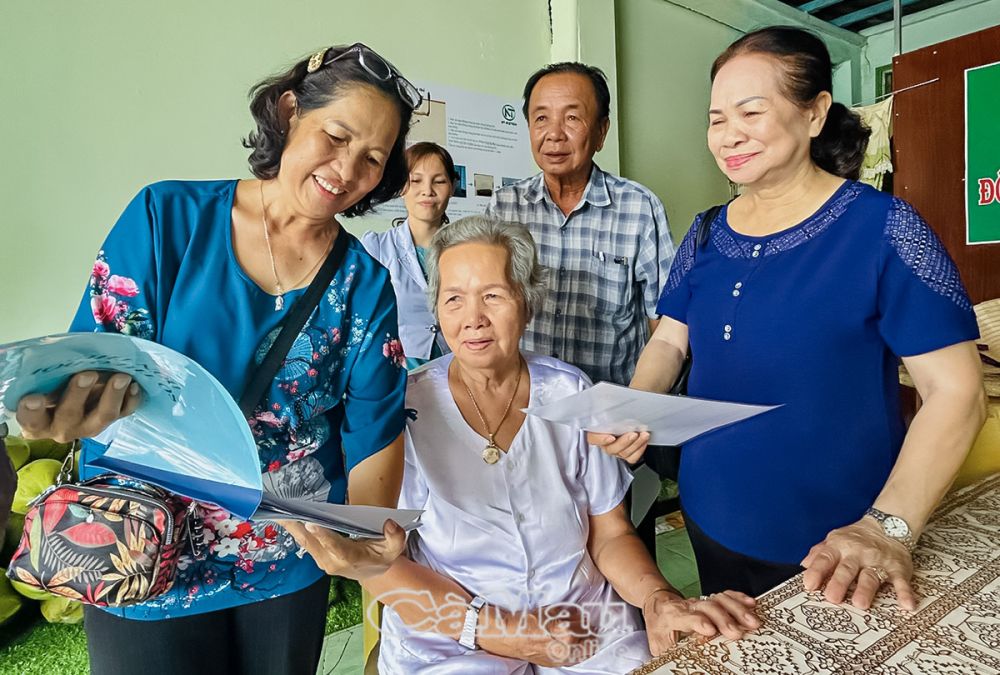 Các đoàn thể trên địa bàn phường phối hợp tuyên truyền người dân thực hiện nếp sống đô thị văn minh.