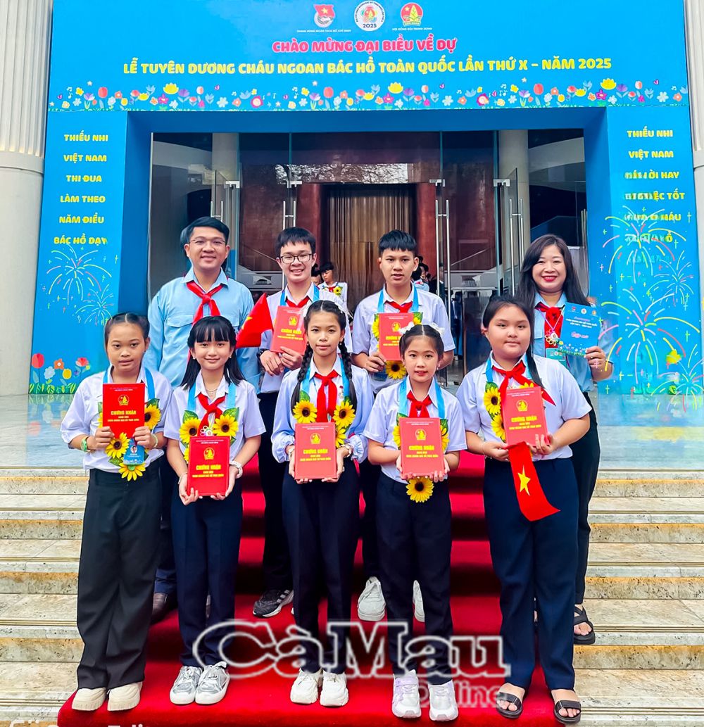 Thường trực Hội đồng Đội tỉnh cùng các Cháu ngoan Bác Hồ tiêu biểu của tỉnh Cà Mau tham dự đại hội