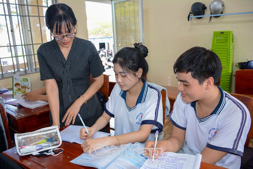 Ngoài việc củng cố kiến thức trên lớp, cô Tô Thuỳ Quyên, giáo viên dạy môn Ngữ văn, Trường THPT Tắc Vân, (TP Cà Mau), còn khuyến khích học sinh lớp 12 tham gia học nhóm, trao đổi với giáo viên và bạn bè để được giải đáp thắc mắc, nâng cao khả năng tư duy, xử lý đề thi.