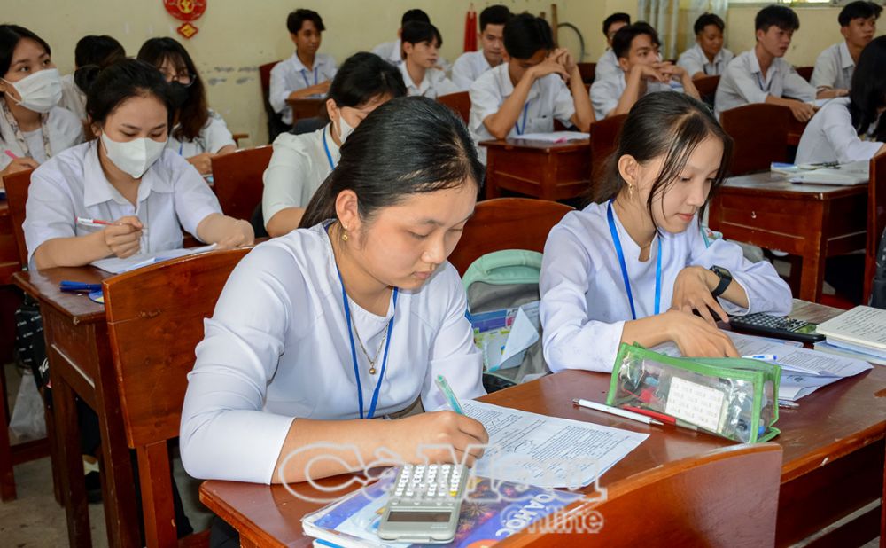 Để đạt kết quả trong kỳ thi sắp tới, Trường THPT Võ Thị Hồng không chỉ giảng dạy, tăng cường ôn tập, mà còn thường xuyên nhắc nhở các em có thái độ học tập tốt và phải nỗ lực hết mình.