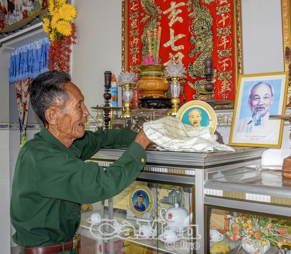 Ảnh Bác Hồ được người dân Ấp 19/5 đặt trang nghiêm trên bàn thờ.