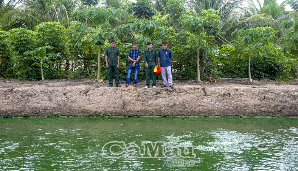 Học Bác CCB trên địa bàn xã tang gia sản xuất, làm gương cho con cháu noi theo.
