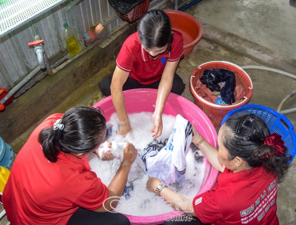 Quần áo sau khi soạn được các chị giặt, sấy khô rồi mới xếp vào bao gửi đi, theo từng kích cỡ.