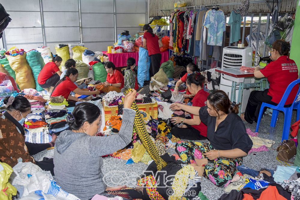Các chị làm việc 10 tiếng/ngày để phân loại đồ.