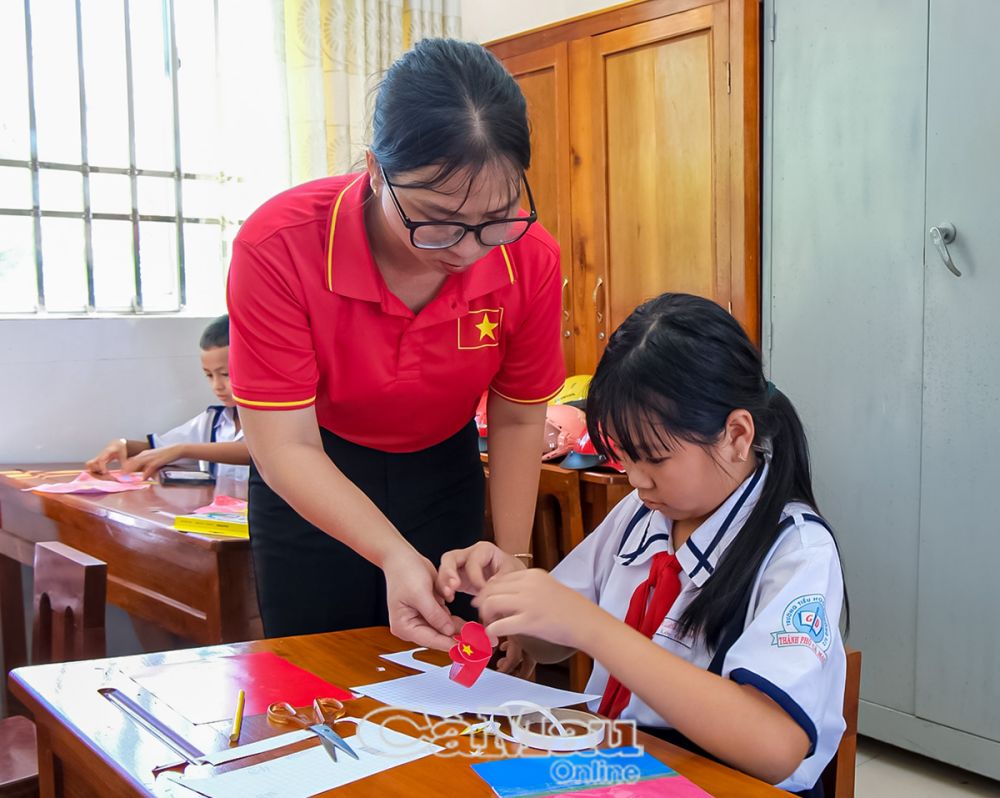 Cô Phạm Thị Ngọc Thảo hướng dẫn học sinh làm vòng tay.