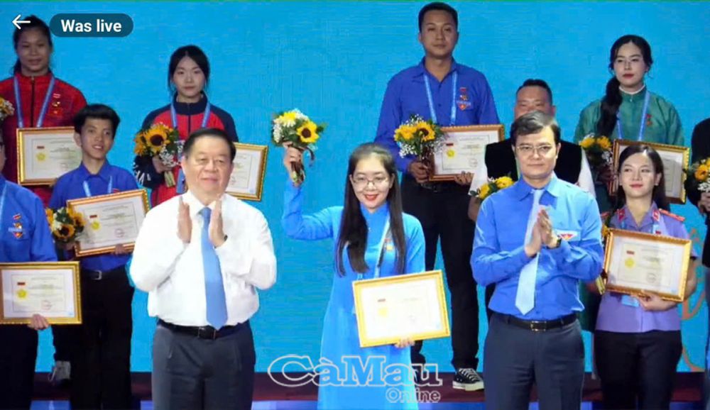 Đồng chí Tô Thảo Đang – đại biểu tỉnh Cà Mau – vinh dự được tuyên dương tại Lễ tuyên dương Thanh niên tiên tiến làm theo lời Bác toàn quốc lần thứ VIII, năm 2025, diễn ra tại TP. Hồ Chí Minh. Ảnh: TTĐ
