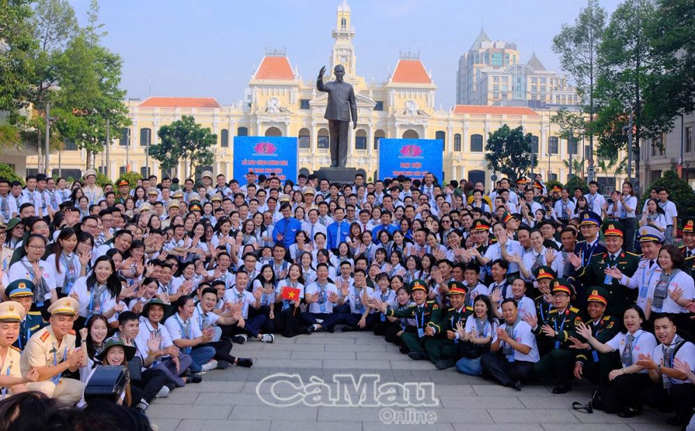 Đại biểu chụp ảnh lưu niệm.