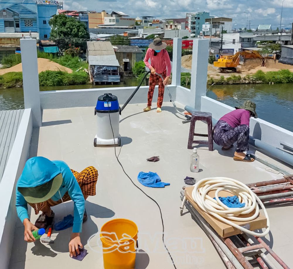 Người lao động phải làm việc dưới trời nắng gắt và địa hình bất lợi sẽ dẫn đến nhiều nguy cơ cho sức khoẻ.