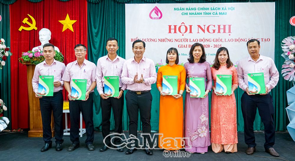 Ông Nguyễn Quốc Bảo, Giám đốc NHCSXH tỉnh Cà Mau khen thưởng những cá nhân thực hiện tốt các phong trào thi đua giai đoạn 2020-2025.