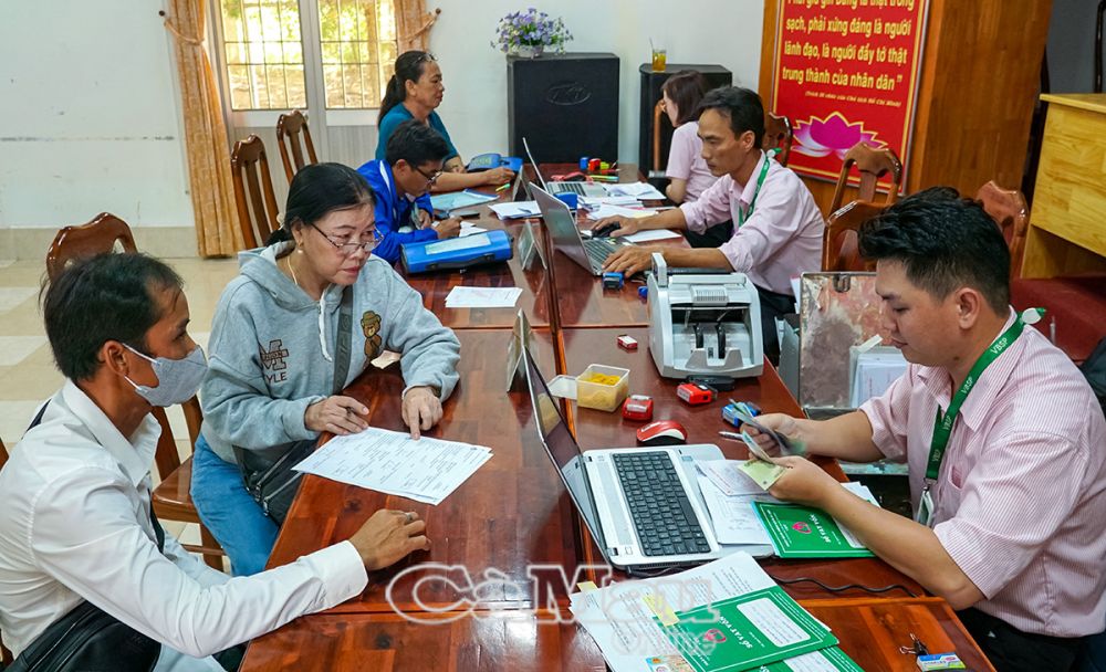 Việc giao dịch tại xã tạo điều kiện thuận lợi cho người dân tiếp cận nguồn vốn tín dụng chính sách.