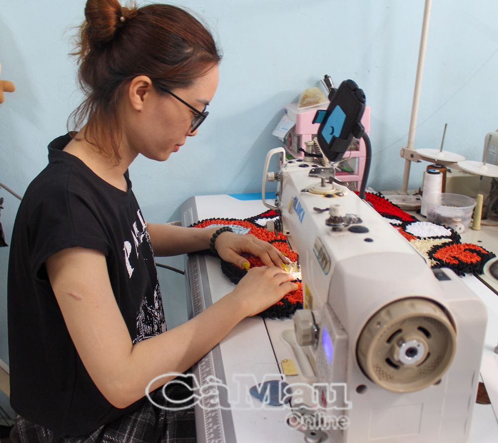Chị Phan Thị Mỹ Nương với công đoạn ráp thảm lau chân.