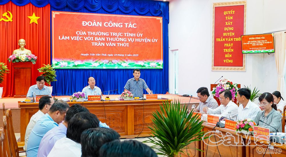 3/ Bí thư Huyện uỷ Trần Văn Thời Nguyễn Minh Nhứt đề xuất, sau khi sắp xếp bộ máy, hệ thống chính trị, kiến nghị đầu tư hạ tầng giao thông trên địa bàn, để góp phần thúc đẩy phát triển toàn diện cho huyện.