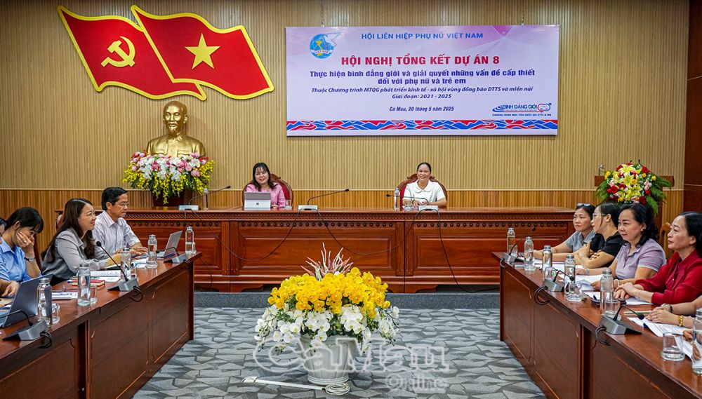 Đại biểu các ngành, đoàn thể tham dự buổi họp trực tuyến đánh giá tiến độ thực hiện Dự án 8 tại điểm cầu tỉnh Cà Mau.