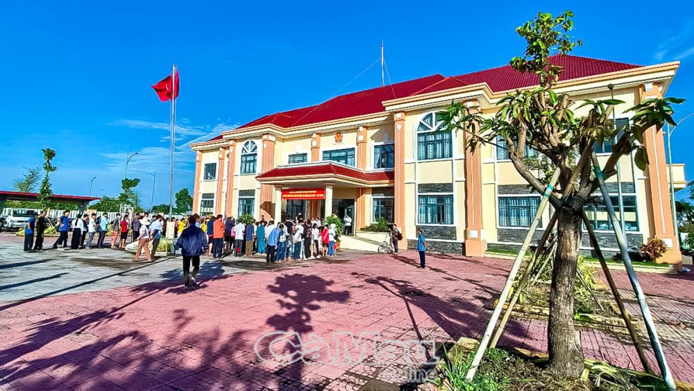 Khẩn trương rà soát, xây dựng phương án tiếp nhận, bàn giao, sử dụng các trụ sở làm việc, tài sản, cơ sở vật chất của ĐVHC cấp xã thực hiện sắp xếp, đảm bảo sử dụng hiệu quả, tránh lãng phí, thất thoát.