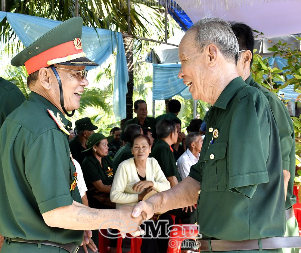 Ông Nguyễn Thành Do (bên phải) xúc động gặp lại đồng đội trong buổi họp mặt truyền thống của Trung đoàn 1 - U Minh.