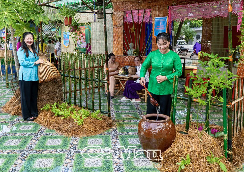 Các đội thi còn làm tiểu cảnh tái hiện đời sống người dân Cà Mau xưa.