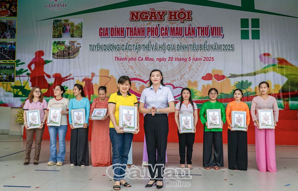 Lãnh đạo TP Cà Mau, ban giám khảo trao giấy khen cho các đội thi, tuyên dương các tập thể và hộ gia đình tiêu biểu năm 2025.