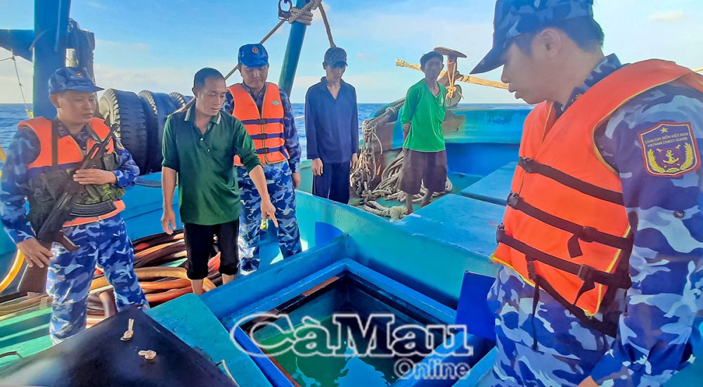 00/- Lực lượng chức năng Bộ Tư lệnh Vùng Cảnh sát biển 4 lập biên bản tạm giữ phương tiện.