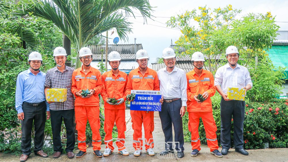 Công đoàn Điện lực Trần Văn Thời thăm hỏi và tặng quà các cán bộ, nhân viên vừa hoàn thành xong phần diễn tập.
