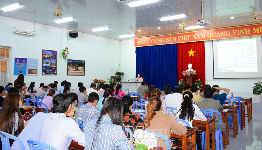 1/ Bà Quách Kiều Mai, Phó giám đốc Sở Dân tộc và Tôn giáo thông tin đến các đại biểu về việc nâng cao nhận thức trách nhiệm vai trò, vị trí về công tác phụ nữ và bình đẳng giới.