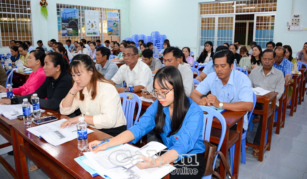 2/ Tham gia lớp tập huấn có khoảng 100 đại biểu là cán bộ phụ trách công tác dân tộc của xã, các tổ chức chính trị xã hội của xã, Trưởng ấp, Bí thư Chi bộ ấp, các Chi hội ấp, người có uy tín và đồng bào dân tộc thiểu số tại các xã có đông đồng bào dân tộc thiểu số của 8 huyện trong tỉnh.