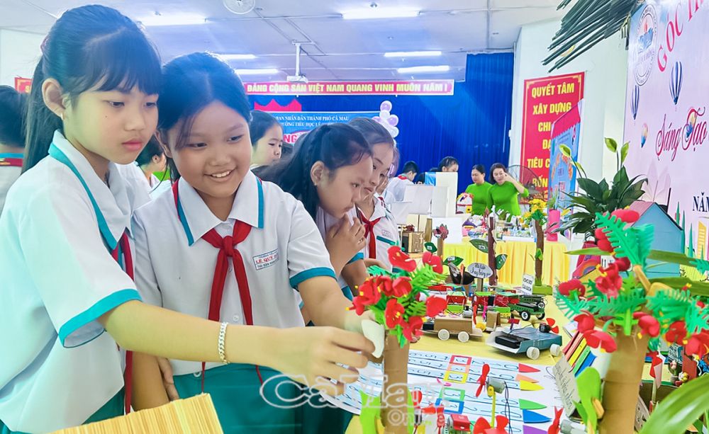 Học sinh Trường Tiểu học Lê Quý Ðôn hào hứng tham gia và tham quan sản phẩm tại Ngày hội STEM, năm học 2024-2025.