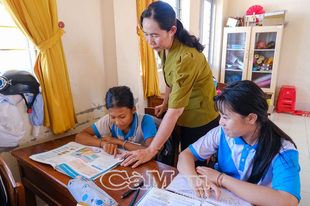 Trong chặng đường cắp sách đến trường của em Kim Khánh Vy (bên trái) luôn có sự đồng hành của các thầy cô.