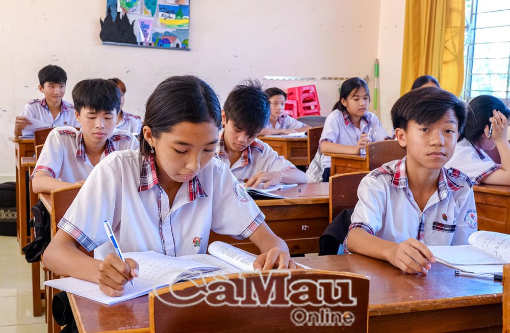 Bằng sự động viên tinh thần lẫn vật chất từ các thầy cô, em Kim Huỳnh Thư (bên trái) đã biến khó khăn thành động lực để vượt qua hoàn cảnh, phấn đấu học tập không ngừng.
