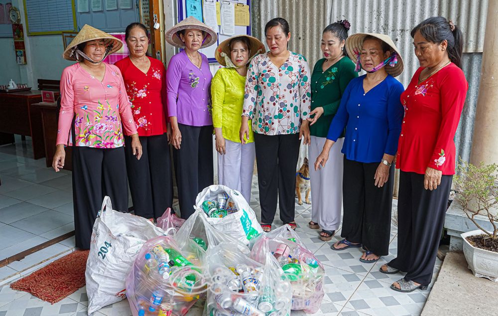 Không chỉ bảo vệ môi trường, việc thu gom phế liệu còn góp phần hỗ trợ cho các em học sinh khó khăn vững bước đến trường.