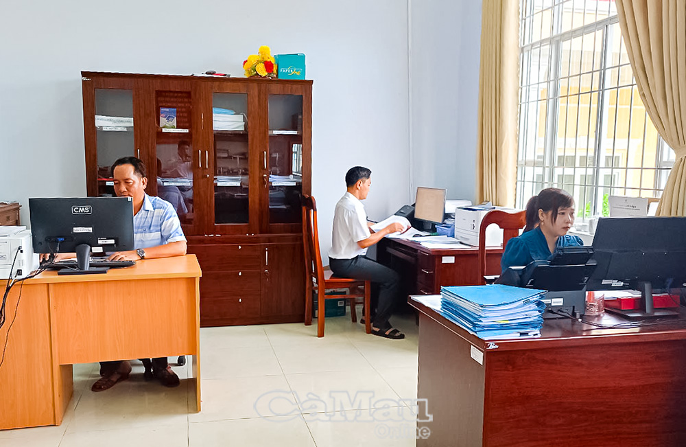 Huyện uỷ Trần Văn Thời đã và đang đẩy mạnh rà soát, số hoá hồ sơ, tài liệu, đáp ứng tiến trình chuyển đổi số.