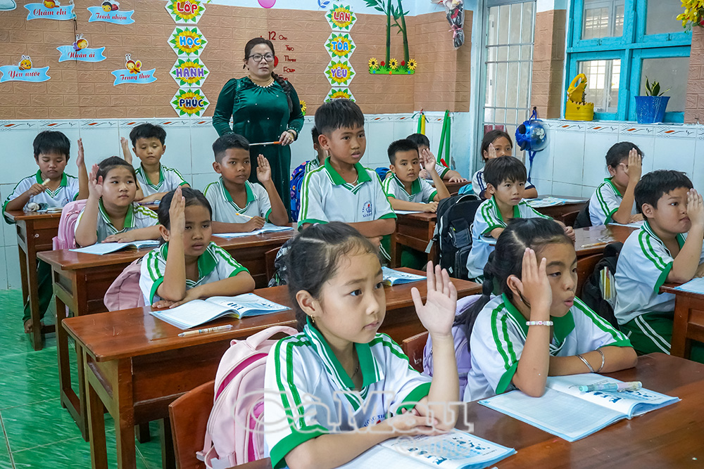 Cô giáo Nguyễn Thị Thảo tận tình hướng dẫn học sinh Lớp 3B trong giờ học tại Trường Tiểu học xã Hàm Rồng, nơi cô đã gắn bó hơn 20 năm với sự nghiệp gieo chữ ở vùng đất cuối trời Tổ quốc.