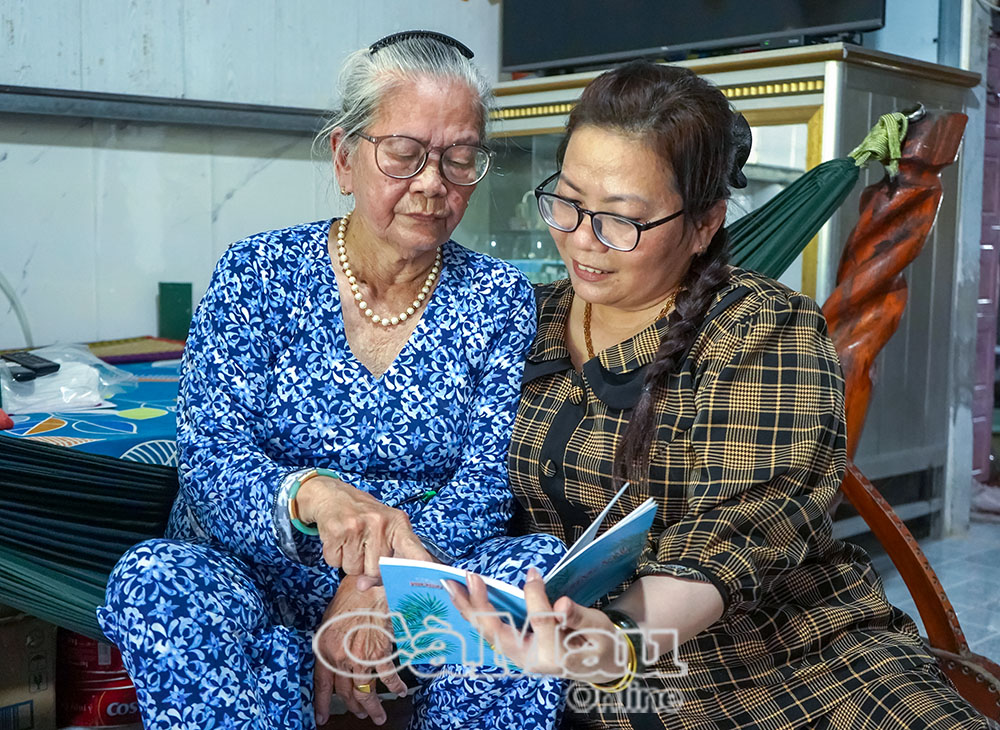 Cô Thảo chia sẻ cùng mẹ những sáng tác mới của mình.