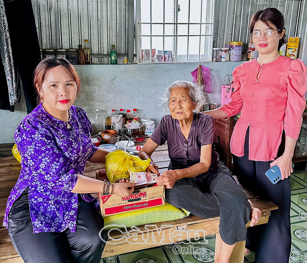 Chị Kim Anh (bìa trái) thường xuyên vận động quà, đi đến nhà trao tặng cho gia đình khó khăn, neo đơn, bệnh tật.