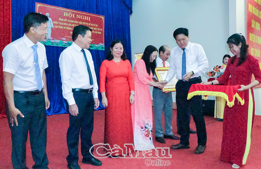 Ông Phạm Việt Phong, Phó bí thư Thường trực Huyện uỷ thừa uỷ quyền của Chủ tịch nước trao tặng Huân chương lao động hạng III cho các cá nhân.