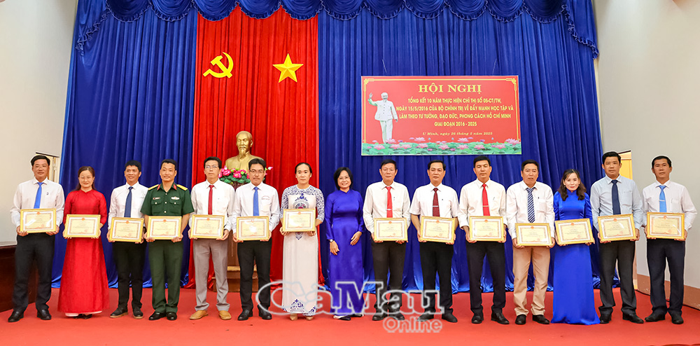 Bà Trần Thanh Nhanh, UVBTV, Trưởng Ban tuyên giáo và Dân vận, Giám đốc trung tâm chính trị huyện trao giấy khen của Chủ tịch UBND huyện cho các cá nhân.
