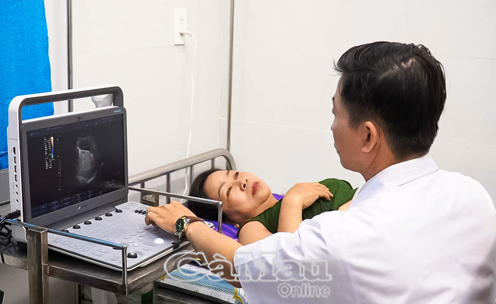 Bác sĩ Vĩnh siêu âm, chẩn đoán cho bệnh nhân tại Trạm Y tế xã Rạch Chèo, huyện Phú Tân.
