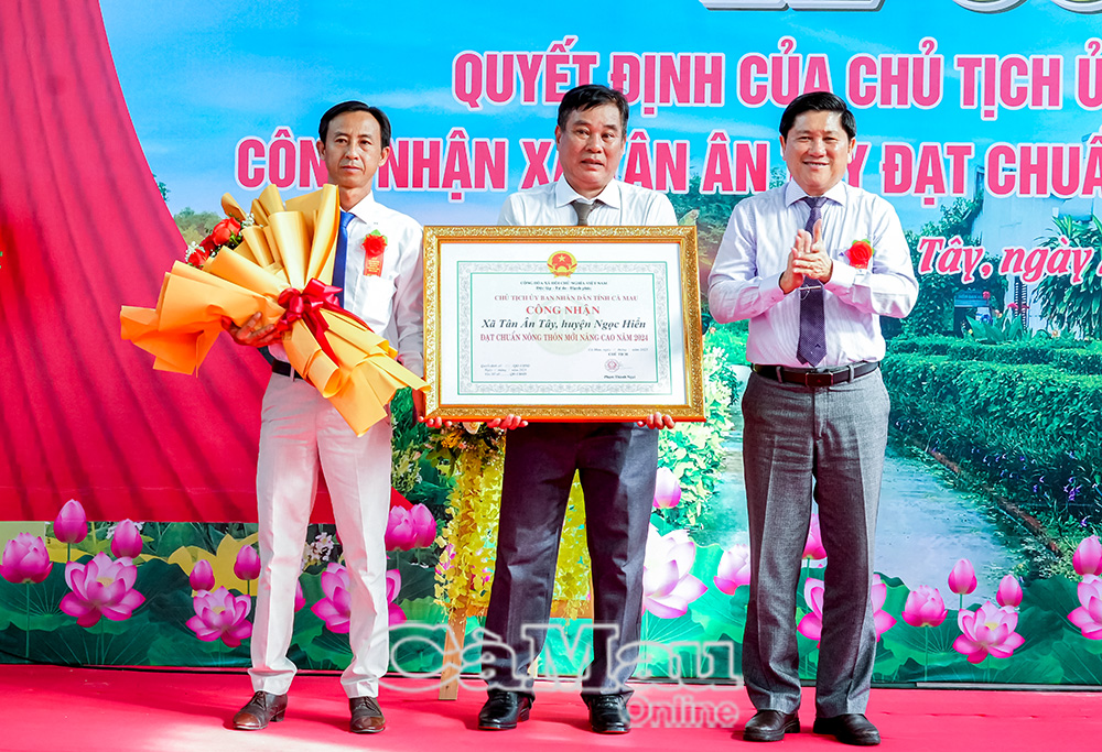 Phó chủ tịch UBND tỉnh Lê Văn Sử trao quyết định công nhận xã đạt chuẩn nông thôn mới nâng cao cho đại diện lãnh đạo xã Tân Ân Tây.