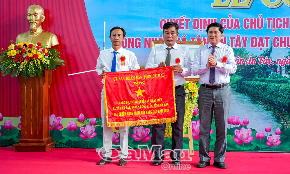 Phó chủ tịch UBND tỉnh Lê Văn Sử tặng cờ thi đua của UBND tỉnh cho Đảng bộ, chính quyền và Nhân dân xã Tân Ân Tây đã có thành tích tiêu biểu, xuất sắc trong chỉ đạo, triển khai xây dựng xã Tân Ân Tây đạt chuẩn nông thôn mới nâng cao năm 2024.