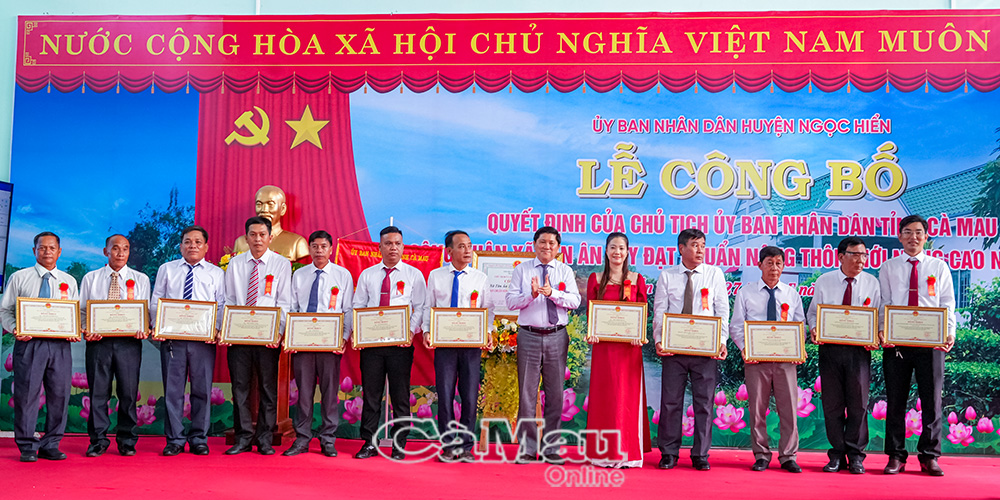 Phó chủ tịch UBND tỉnh Lê Văn Sử tặng bằng khen của Chủ tịch UBND tỉnh cho 4 tập thể và 8 cá nhân có thành tích tiêu biểu, xuất sắc trong chỉ đạo, triển khai xây dựng xã Tân Ân Tây đạt chuẩn nông thôn mới nâng cao năm 2024.