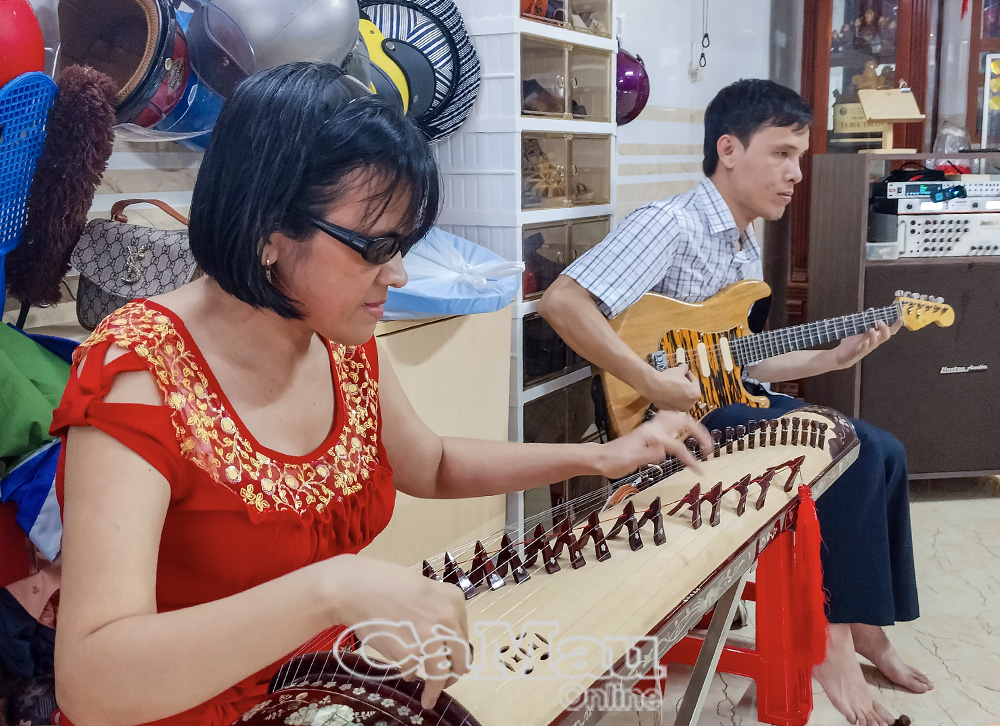 Hai tài tử Nguyễn Thị Hồng và Phạm Thái Hải tích cực tập luyện chuẩn bị tham gia hội thi.